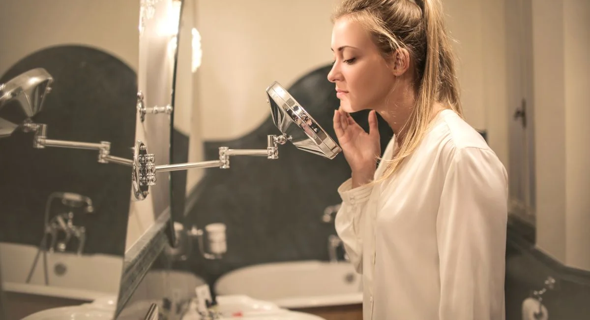 Comprendre les boutons sur le visage adulte pour mieux les traiter et prévenir leur apparition