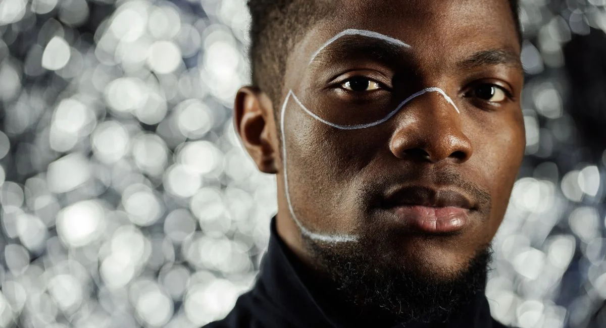 Masquer les défauts du corps nu masculin sans faux pas : notre méthode sans filtre