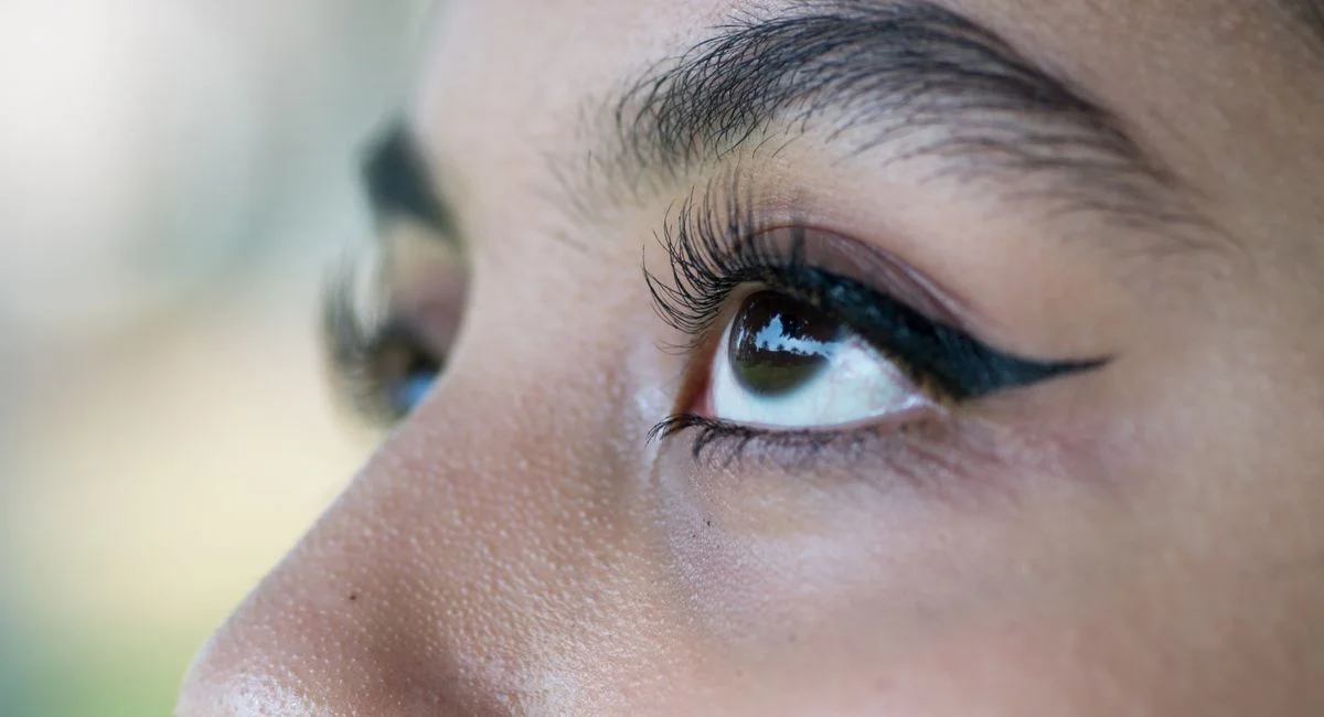 Comment réussir l’eye-liner avec une paupière tombante : techniques et conseils pratiques ?