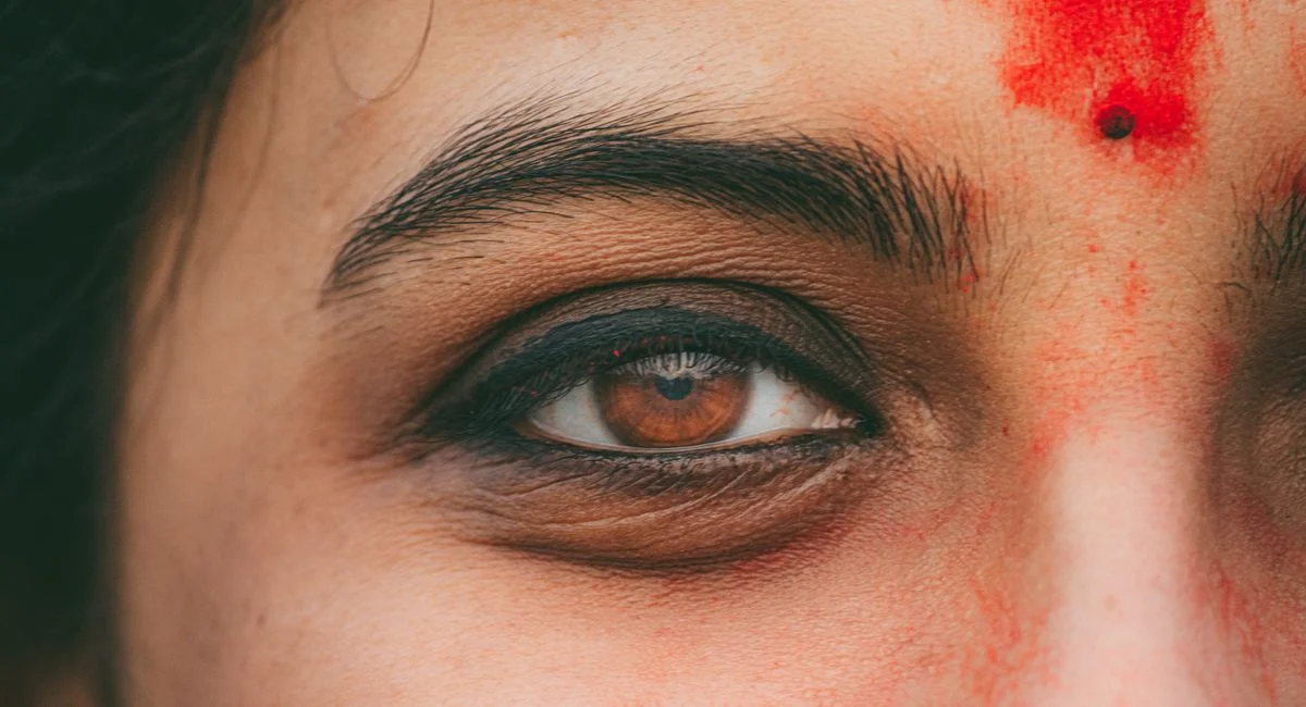 Maquillage des yeux marron sans fausse note, le tuto réaliste qui change tout