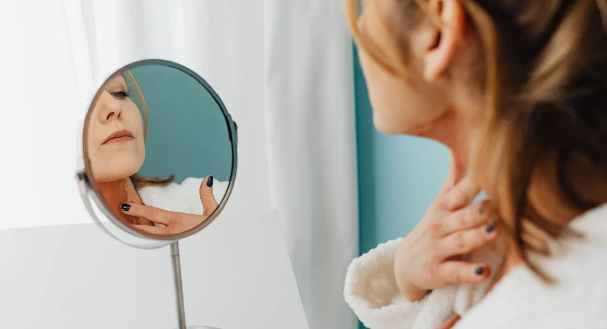 Ménopause et boutons sur le corps comprendre l’apparition, les symptômes et les solutions adaptées