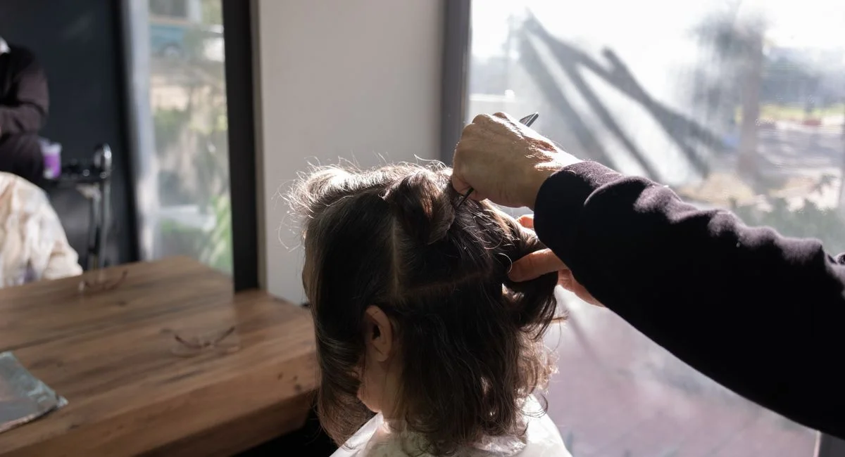 Changer de style après 50 ans : les coiffures qui rajeunissent sans compromis