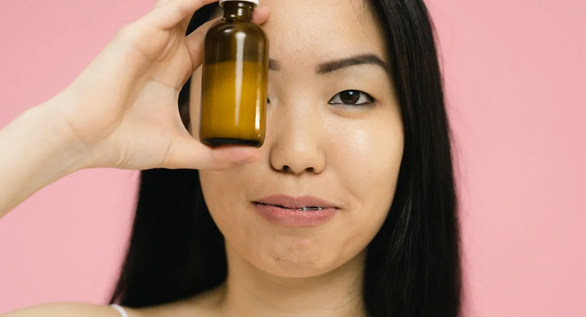 Sérum avant ou après crème pour le visage les règles et astuces à connaître