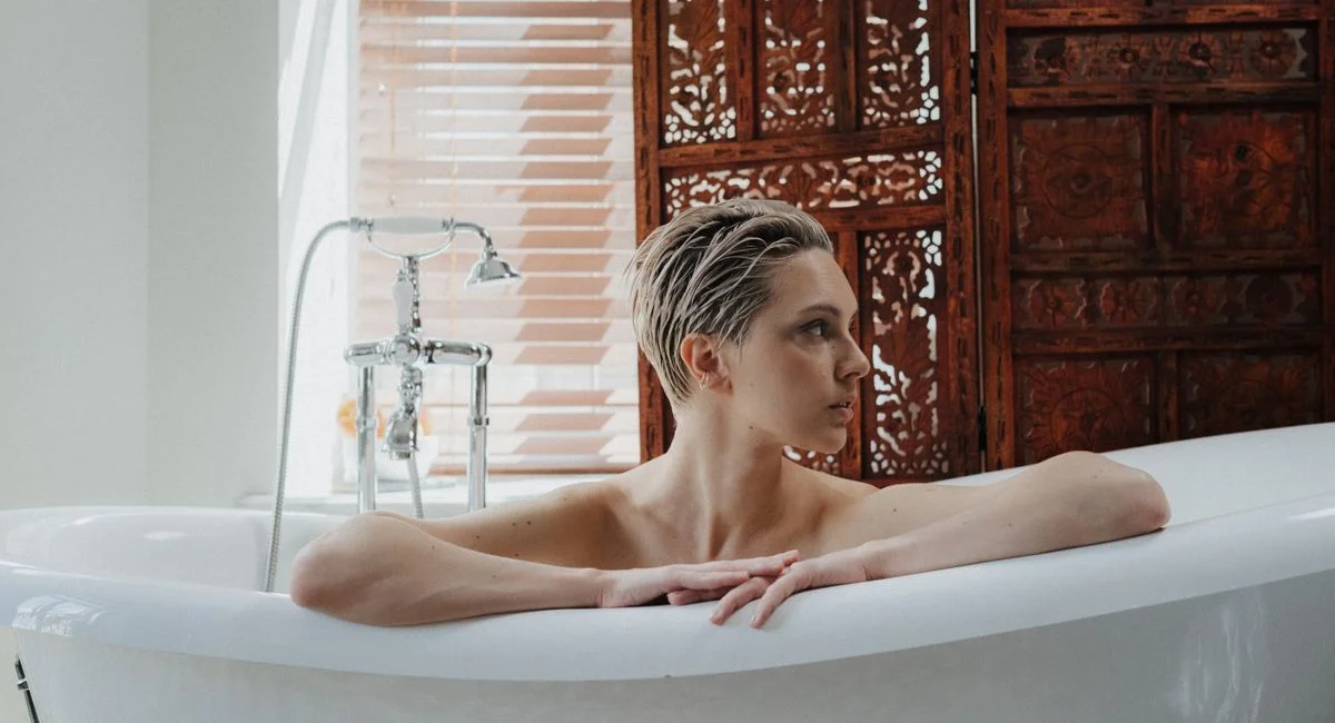 Shampoing qui colore les cheveux blancs : tests réels, formules qui changent tout